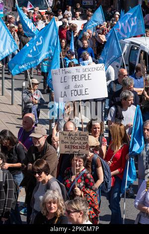 Albi, Frankreich. 06. April 2023. Demonstranten nehmen am 11. Aktionstag an einer Demonstration Teil, nachdem die Regierung am 6. April 2023 in Albi, Frankreich, ohne Abstimmung eine Rentenreform durch das parlament gedrängt hat, und zwar unter Anwendung von Artikel 49,3 der Verfassung. Frankreich bereitete sich auf einen weiteren Tag der Proteste und Streiks vor, um die Rentenreform des französischen Präsidenten an einem Tag anzuprangern, nachdem die Gespräche zwischen der Regierung und den Gewerkschaften in einer Sackgasse endete. Foto: Arnaud Bertrand/ABACAPRESS.COM Kredit: Abaca Press/Alamy Live News Stockfoto