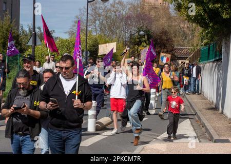 Albi, Frankreich. 06. April 2023. Demonstranten nehmen am 11. Aktionstag an einer Demonstration Teil, nachdem die Regierung am 6. April 2023 in Albi, Frankreich, ohne Abstimmung eine Rentenreform durch das parlament gedrängt hat, und zwar unter Anwendung von Artikel 49,3 der Verfassung. Frankreich bereitete sich auf einen weiteren Tag der Proteste und Streiks vor, um die Rentenreform des französischen Präsidenten an einem Tag anzuprangern, nachdem die Gespräche zwischen der Regierung und den Gewerkschaften in einer Sackgasse endete. Foto: Arnaud Bertrand/ABACAPRESS.COM Kredit: Abaca Press/Alamy Live News Stockfoto