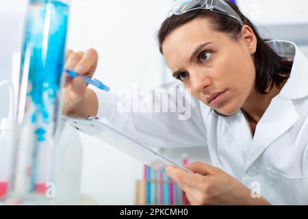 Junge attraktive Wissenschaftlerin Chemin Stockfoto