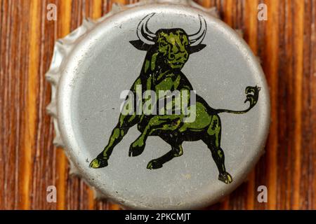 Tjumen, Russland-15. Februar 2023: Altes rotes Bullenlogo. Der beliebteste Energy Drink der Welt. Stockfoto