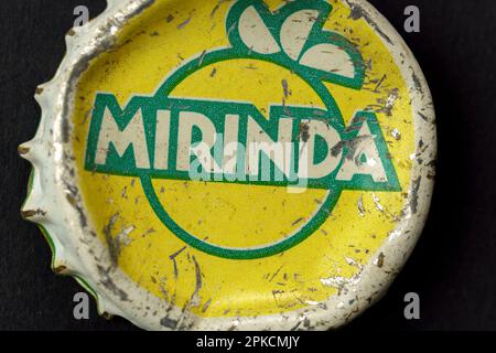 Tyumen, Russland – 15. Februar 2023: Mirinda Logo ist ein alter Flaschenverschluss. Beliebte Alkoholfreie Cola Mirinda Stockfoto