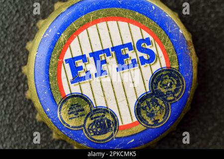 Tjumen, Russland-15. Februar 2023: Ein alter Bierdeckel. Efes Pilsener ist das Flaggschiff von Anadolu Efes mit Hauptsitz in Istanbul. Stockfoto