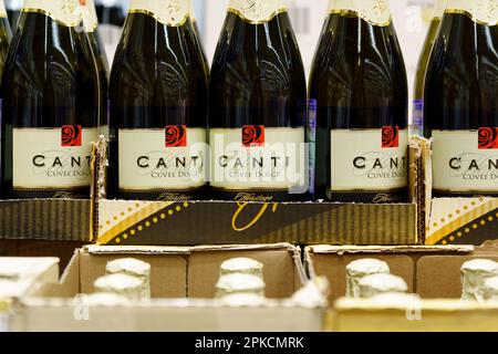 Tyumen, Russland – 25. Februar 2023: Canti cuvee dolce Prosecco DOC. Hergestellt von Fratelli Martini, das 1947 gegründet wurde Stockfoto