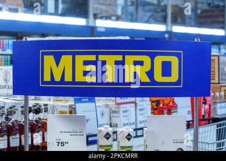 Tyumen, Russland-25. Februar 2023: Metro-Logo eines Supermarkts. Metro Cash and Carry ist ein führendes internationales Unternehmen Stockfoto