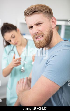 Männlicher Diabetiker bei einer jungen Ärztin Stockfoto