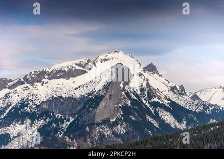 Ein wunderschöner Blick auf die schneebedeckten Tatras von Rusinowa Polana. Polen Stockfoto