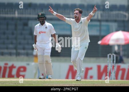 Mark Adair feiert, nachdem Litton Kumar das (unsichtbare) Wicket am vierten Tag des alleinigen Testspiels zwischen Bangladesch und Irland bei She bekommen hat Stockfoto