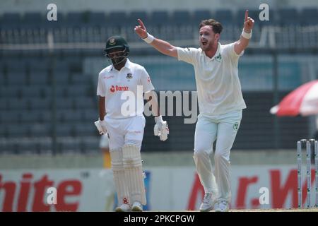 Mark Adair feiert, nachdem Litton Kumar das (unsichtbare) Wicket am vierten Tag des alleinigen Testspiels zwischen Bangladesch und Irland bei She bekommen hat Stockfoto