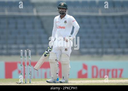 Liton Kumar das Bold Mark Adair (ungesehen) am vierten Tag des alleinigen Testspiels zwischen Bangladesch und Irland bei Sher-e-Bangla National Cricke Stockfoto