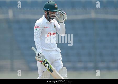 Liton Kumar das Bold Mark Adair (ungesehen) am vierten Tag des alleinigen Testspiels zwischen Bangladesch und Irland bei Sher-e-Bangla National Cricke Stockfoto