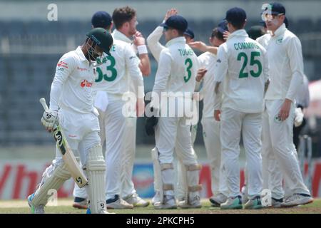 Liton Kumar das Bold Mark Adair (ungesehen) am vierten Tag des alleinigen Testspiels zwischen Bangladesch und Irland bei Sher-e-Bangla National Cricke Stockfoto