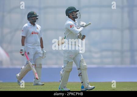 Liton Kumar das Bold Mark Adair (ungesehen) am vierten Tag des alleinigen Testspiels zwischen Bangladesch und Irland bei Sher-e-Bangla National Cricke Stockfoto