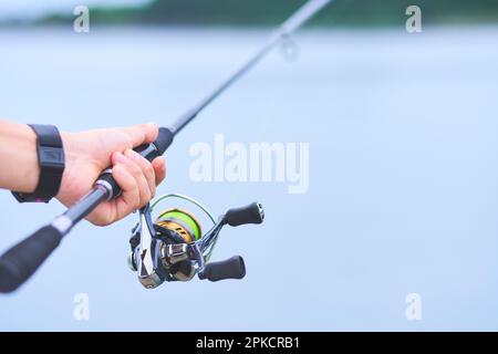 Männerhände beim Angeln Stockfoto