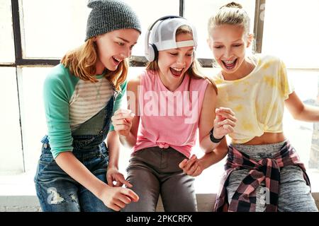 Die Musik bringt uns dazu, uns zu bewegen. Junge Mädchen in einem Tanzstudio. Stockfoto