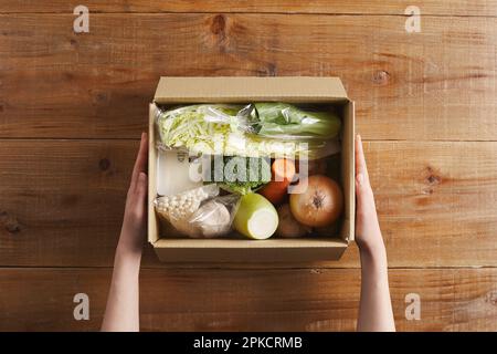 Gemüse in Kartons verpackt Stockfoto