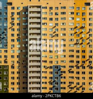 Moderne städtische Hochhäuser in einem Wohngebiet. Stockfoto