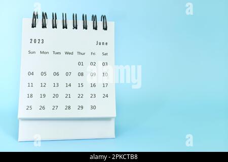 Selektiver Fokus des Schreibtischkalenders vom Juni 2023 auf blauem Hintergrund mit Kopierbereich. Stockfoto