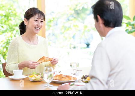 Ein Paar mittleren Alters, das Frühstück isst Stockfoto