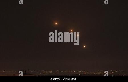 Gaza-Stadt, Palästinensische Gebiete. 07. April 2023. Raketen des palästinensischen Widerstands werden über den Himmel von Gaza-Stadt abgeschossen. Kredit: Mohammed Talatene/dpa/Alamy Live News Stockfoto