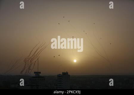 Gaza-Stadt, Palästinensische Gebiete. 07. April 2023. Raketen des palästinensischen Widerstands werden über den Himmel von Gaza-Stadt abgeschossen. Kredit: Mohammed Talatene/dpa/Alamy Live News Stockfoto