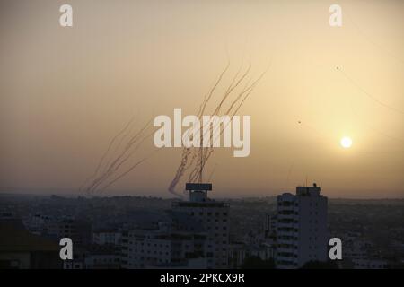 Gaza-Stadt, Palästinensische Gebiete. 07. April 2023. Raketen des palästinensischen Widerstands werden über den Himmel von Gaza-Stadt abgeschossen. Kredit: Mohammed Talatene/dpa/Alamy Live News Stockfoto