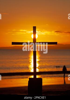 Portobello, Edinburgh, Schottland, Großbritannien. 7. April 2023 Ein Kreuz am Strand groyne bei Sonnenaufgang vom Einheimischen Neil zu Osterfreitag. Auf beiden Seiten des Kreuzes sind Auszüge aus dem alten und dem neuen Testament aufgedruckt. Kredit: Archwhite/alamy Live News. Stockfoto