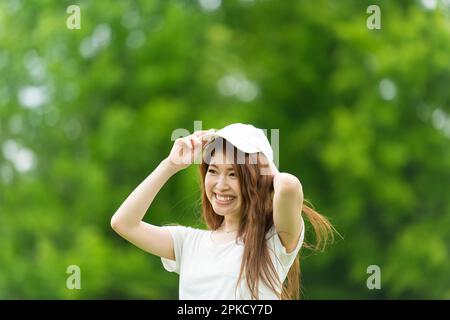 20s Frau mit Hut im Park Stockfoto