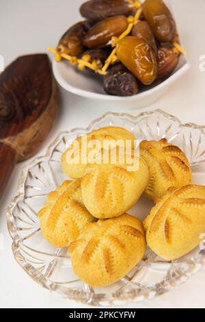 Traditionelle eid-Mamoul- oder Mamoul-Kekse mit Datteln, Nüssen und Marmelade, arabische Süßigkeiten für Aid al-Fitr und ostern Stockfoto