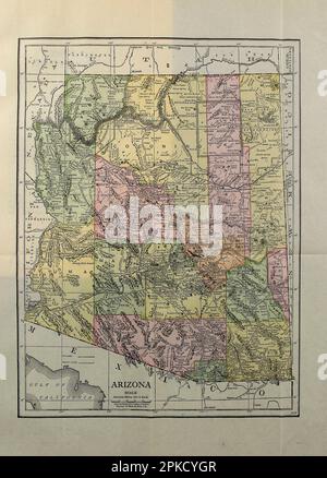 Karte von Arizona 1917 aus dem Buch „Arizona, das Wunderland“ die Geschichte der alten Klippen und Höhlenwohnungen, der Pueblos, der Eroberung durch Spanier, Jesuiten und Franziskaner, Wegbereiter und Indianer; eine Übersicht über das Klima, malerische Wunder, Topographie, Wüsten, Berge, Flüsse und Täler; ein Überblick über ihre Industrien; ein Bericht über ihren Einfluss auf Kunst, Literatur und Wissenschaft; und einige Hinweise darauf, was sie dem Automobil, Sportler, Vergnügungs- und Gesundheitssuchenden Freude bietet. Von George Wharton James. Veröffentlicht in Boston von The Page Company 1917 Teil des See America F Stockfoto