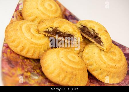 Traditionelle eid-Mamoul- oder Mamoul-Kekse mit Datteln, Nüssen und Marmelade, arabische Süßigkeiten für Aid al-Fitr und ostern Stockfoto