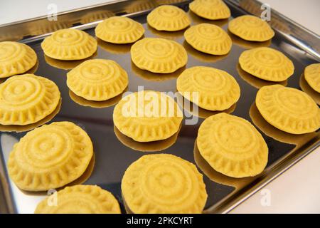 Traditionelle eid-Mamoul- oder Mamoul-Kekse mit Datteln, Nüssen und Marmelade, arabische Süßigkeiten für Aid al-Fitr und ostern Stockfoto