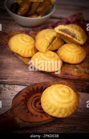 Traditionelle eid-Mamoul- oder Mamoul-Kekse mit Datteln, Nüssen und Marmelade, arabische Süßigkeiten für Aid al-Fitr und ostern Stockfoto