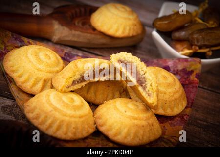 Traditionelle eid-Mamoul- oder Mamoul-Kekse mit Datteln, Nüssen und Marmelade, arabische Süßigkeiten für Aid al-Fitr und ostern Stockfoto