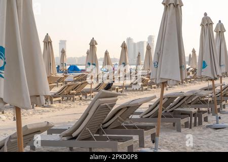 Ain Dubai Riesenrad auf der Insel Bluewaters mit atemberaubender Skyline von Dubai in den Vereinigten Arabischen Emiraten Stockfoto