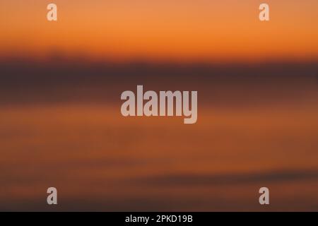 Ruhig auf dem Meer am frühen Morgen bei Sonnenaufgang, aus nächster Nähe, touristisches Konzept eines Urlaubs am Meer Stockfoto