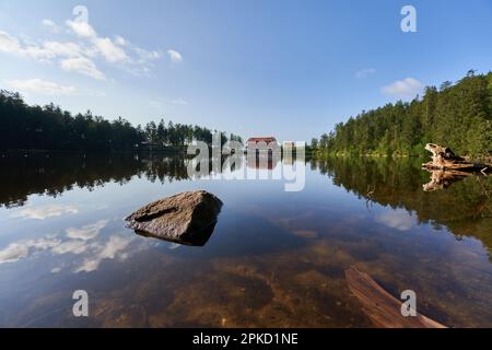 Hornisgrinde, Deutschland - 11. August 2021: See (Mummelsee) im Schwarzwald früh am Morgen. Berghotel für Übernachtungen auf der anderen Seite Stockfoto