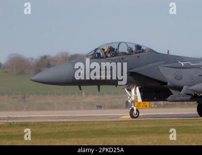 Mission Nose Art auf einer F-15E Strike Eagles startet vom RAF Lakenheath in Suffolk, 3. April 2023 Stockfoto