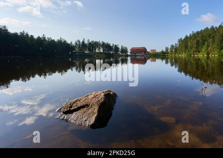 Hornisgrinde, Deutschland - 11. August 2021: Stein im See am Morgen. Hotel für Übernachtungen im Nationalpark North Black Forest. Deutschland, H. Stockfoto