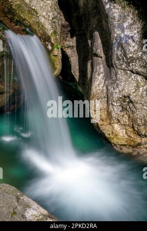 Wasserfall an der Val Vertova Torrent Lombardei in der Nähe von Bergamo in Italien Stockfoto