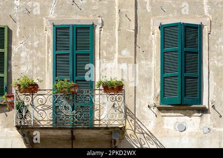 Fensterläden an einem Gebäude in Brivio Lombardei Italien Stockfoto