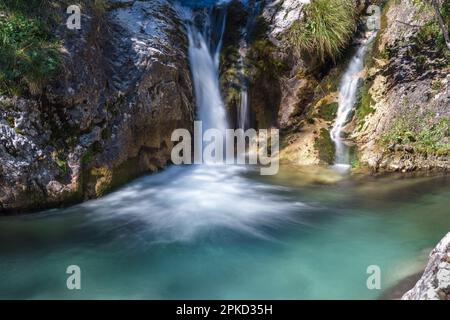 Wasserfall an der Val Vertova Torrent Lombardei in der Nähe von Bergamo in Italien Stockfoto