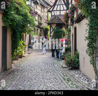 Touristen erkunden Eguisheim in Haut-Rhin-Elsass-Frankreich Stockfoto