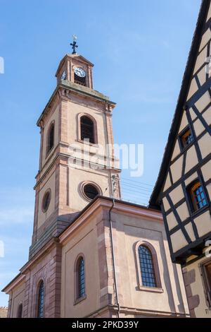 Kirchturm in Riquewihr in Haut-Rhin-Elsass-Frankreich Stockfoto