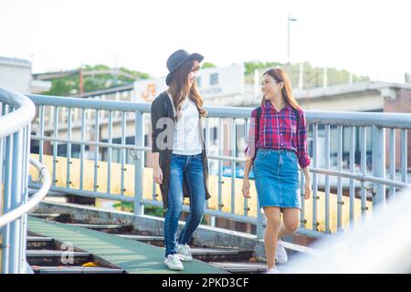 Zwei Frauen auf der Fußgängerbrücke Stockfoto