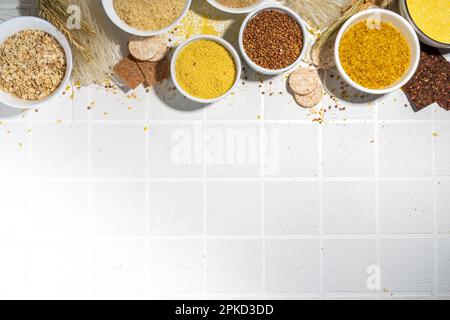 Auswahl an Vollkorngetreide glutenfreies Getreide. Verschiedene glutenfreie Getreidesorten: Reis, Buchweizen, Maisgroats, Quinoa, Hirse, Hafer, Buchweizen, Bulgu Stockfoto