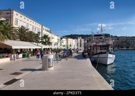 Uferpromenade im Hafen von Mali Losinj, Losinj, Cres Island, Kroatien, Kvarner Gulf Bay, Adria, Kroatien Stockfoto