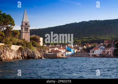 Hafeneingang von Veli Losinj, mit St. Basilius-Kirche, Cres-Insel, Kroatien, Kvarner Golfbucht, Adria, Kroatien Stockfoto