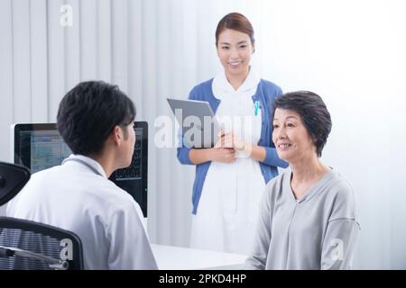 Arzt, Krankenschwester und Patient Stockfoto
