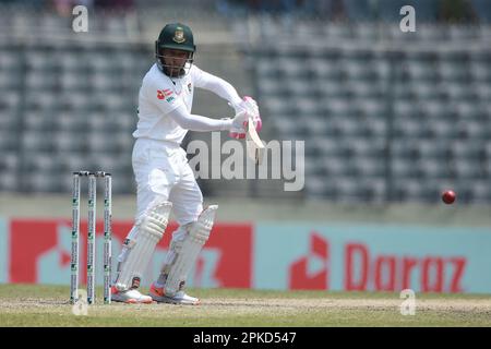 Mushfiqur Rahim schlägt am vierten Tag des alleinigen Testspiels zwischen Bangladesch und Irland im Sher-e-Bangla National Cricket Stadium, Mirpur, D. Stockfoto