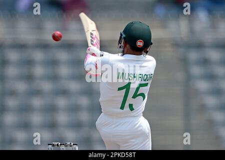 Mushfiqur Rahim schlägt am vierten Tag des alleinigen Testspiels zwischen Bangladesch und Irland im Sher-e-Bangla National Cricket Stadium, Mirpur, D. Stockfoto